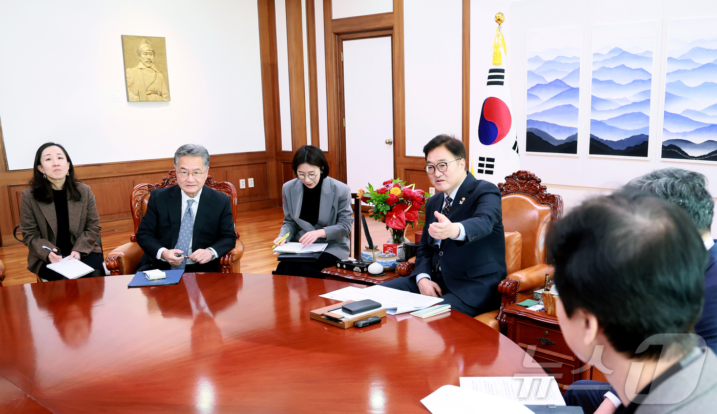 (서울=뉴스1) 김민지 기자 = 우원식 국회의장이 18일 서울 여의도 국회에서 조셉 윤 주한미국대사대리를 접견하고 있다. (국회의장실 제공, 재판매 및 DB 금지) 2025.2.1 …