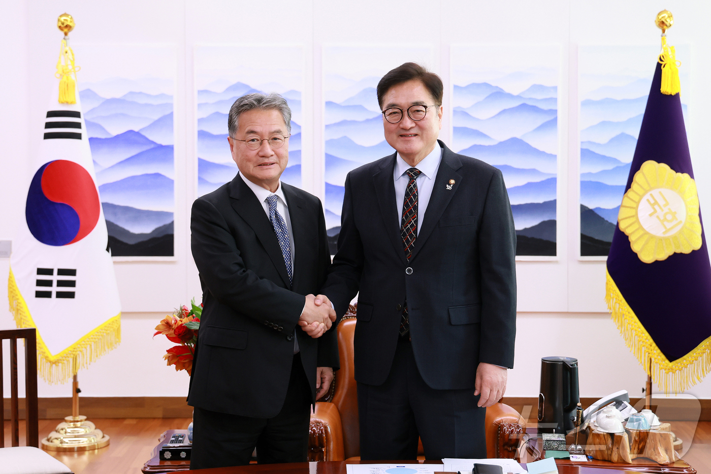 (서울=뉴스1) 김민지 기자 = 우원식 국회의장이 18일 서울 여의도 국회에서 조셉 윤 주한미국대사대리와 기념촬영을 하고 있다. (국회의장실 제공, 재판매 및 DB 금지) 2025 …
