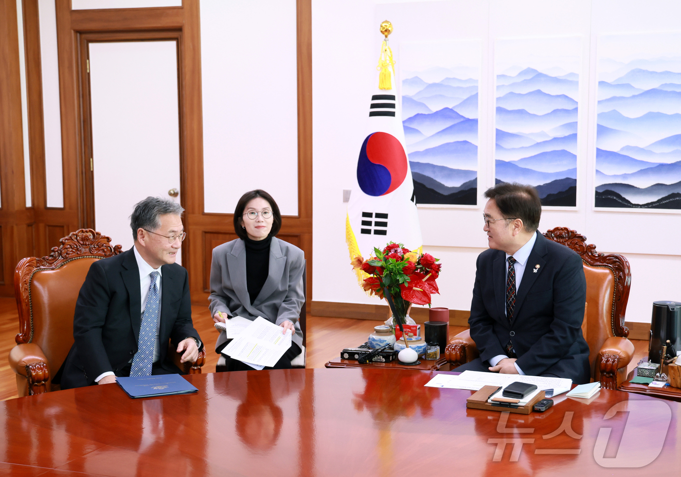 (서울=뉴스1) 김민지 기자 = 우원식 국회의장이 18일 서울 여의도 국회에서 조셉 윤 주한미국대사대리를 접견하고 있다. (국회의장실 제공, 재판매 및 DB 금지) 2025.2.1 …