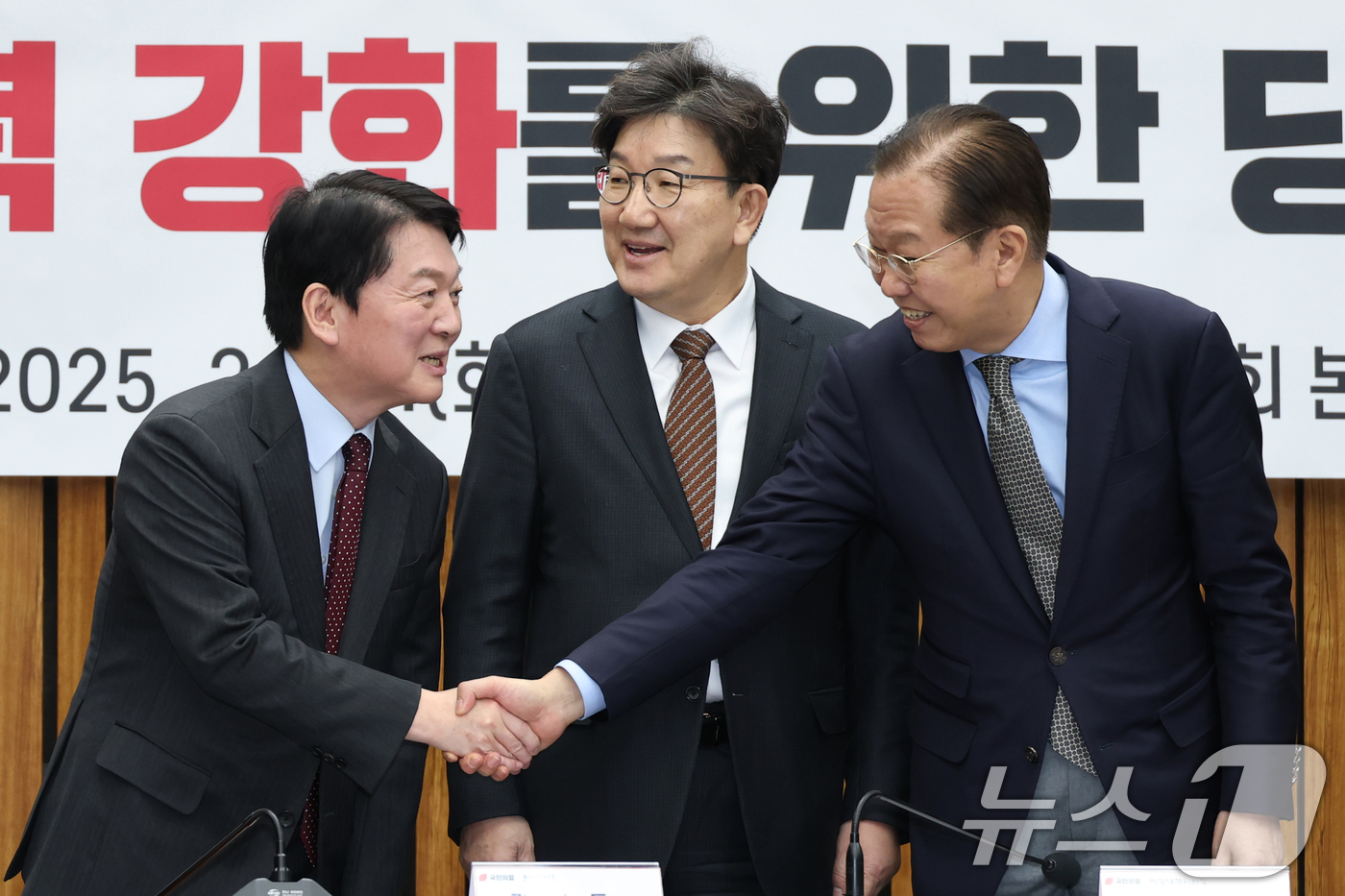 (서울=뉴스1) 이광호 기자 = 국민의힘 권영세 비상대책위원장과 안철수 AI 3대강국 도약 특위위원장이 18일 오후 서울 여의도 국회에서 열린 AI 경쟁력 강화를 위한 당정협의회에 …
