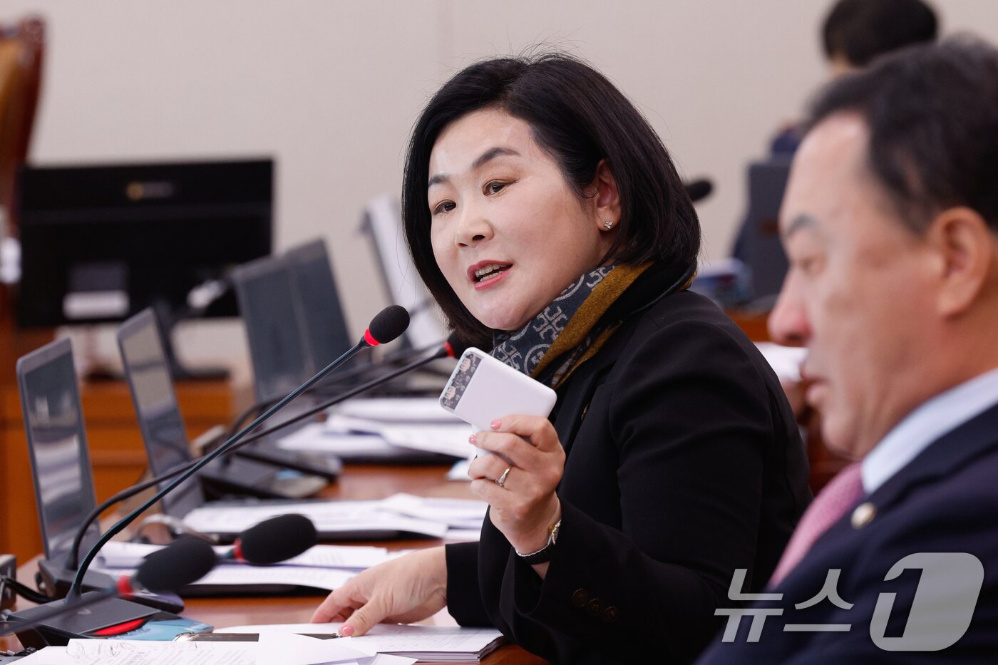 본문 이미지 - 김희정 국민의힘 의원이 18일 서울 여의도 국회에서 열린 국토교통위원회 제422회국회(임시회) 제1차 전체회의에서 기내 반입 배터리 국토부 지침 관련 질의하고 있다. 2025.2.18/뉴스1 ⓒ News1 안은나 기자