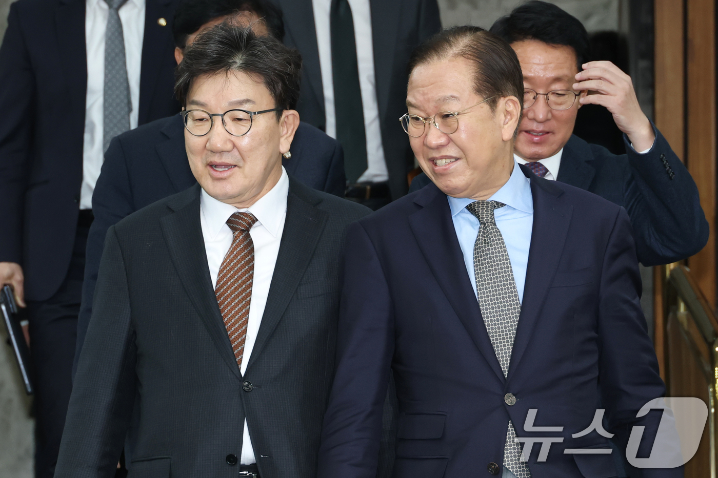 (서울=뉴스1) 이광호 기자 = 권영세 국민의힘 비상대책위원장과 권성동 원내대표가 18일 오후 서울 여의도 국회에서 열린 AI 경쟁력 강화를 위한 당정협의회에 참석하고 있다.202 …