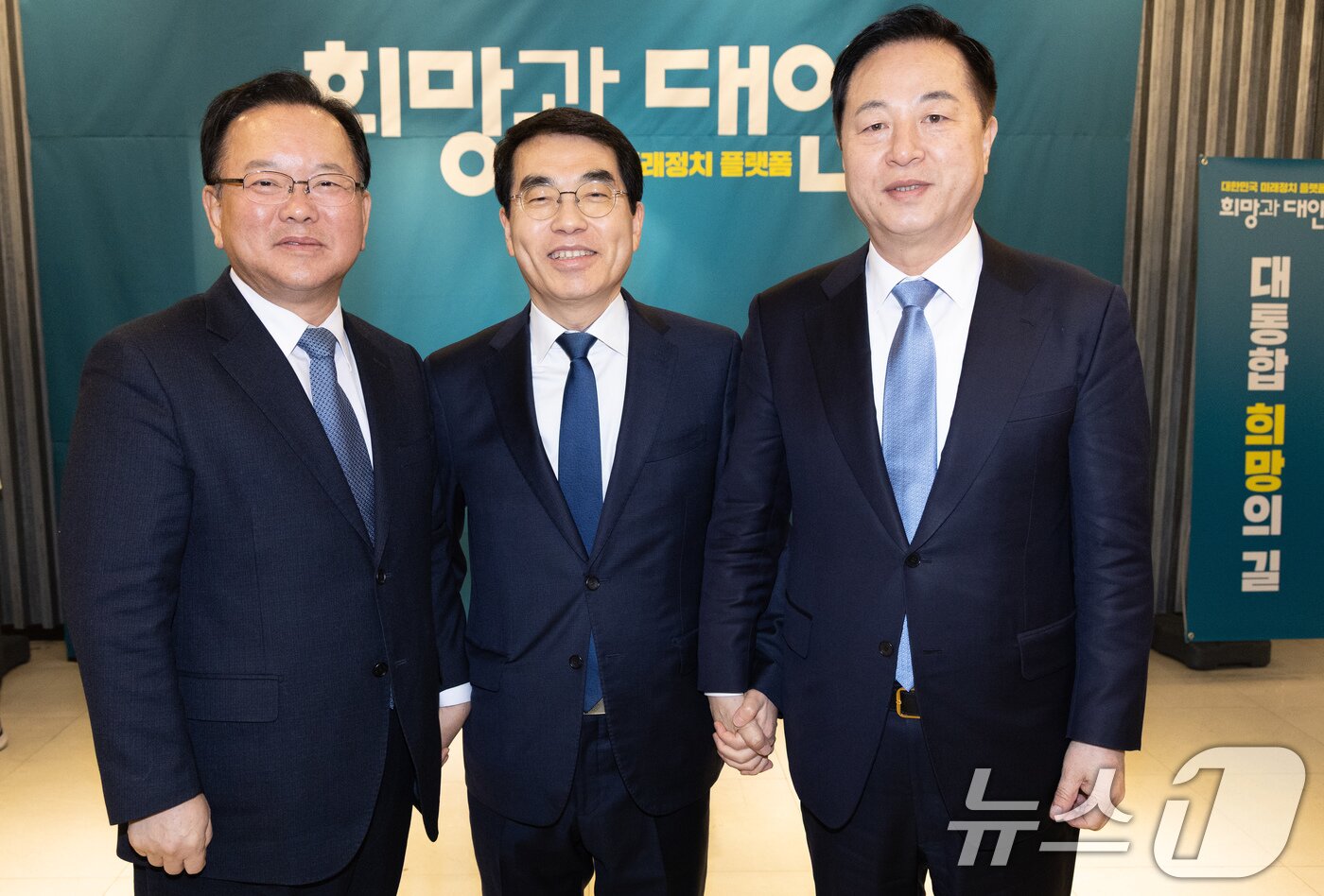 본문 이미지 - 김부겸 전 국무총리와 &#39;초일화&#39; 간사인 양기대 전 민주당 의원, 김두관 전 의원이 18일 오후 경기도 광명시 일직동 광명역사컨벤션웨딩홀에서 열린 비명&#40;비이재명&#41;계 주도의 야권 대선주자 연대 플랫폼 &#39;희망과 대안&#39; 포럼 창립식에 앞서 기념촬영을 하고 있다. 2025.2.18/뉴스1 ⓒ News1 이재명 기자