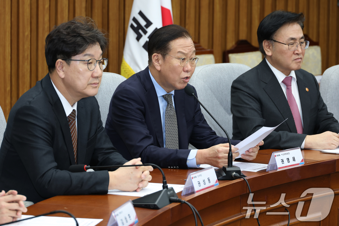 (서울=뉴스1) 이광호 기자 = 권영세 국민의힘 비상대책위원장이 18일 오후 서울 여의도 국회에서 열린 AI 경쟁력 강화를 위한 당정협의회에서 발언하고 있다.2025.2.18/뉴스 …