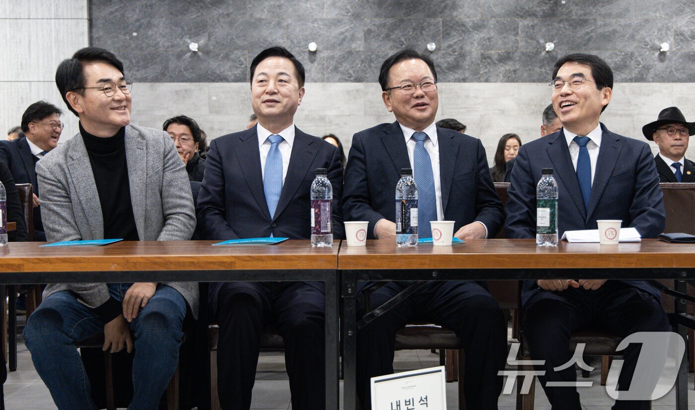 본문 이미지 - 김부겸 전 국무총리와 박용진, 김두관, 양기대 전 의원이 18일 오후 경기도 광명시 일직동 광명역사컨벤션웨딩홀에서 열린 비명&#40;비이재명&#41;계 주도의 야권 대선주자 연대 플랫폼 &#39;희망과 대안&#39; 포럼 창립식에서 미소를 짓고 있다. 2025.2.18/뉴스1 ⓒ News1 이재명 기자