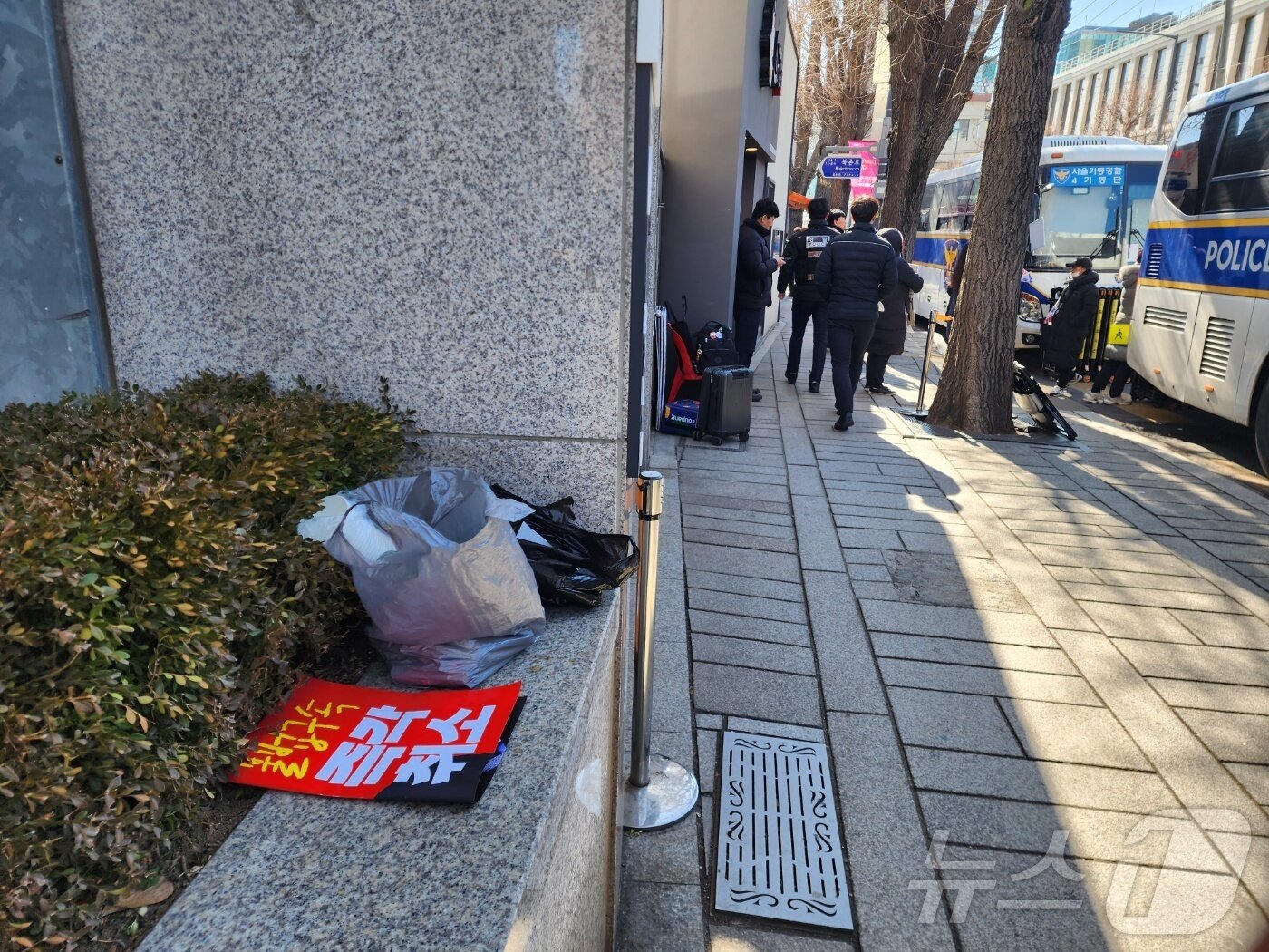 본문 이미지 - 18일 서울시 종로구 헌법재판소 건너편 한 음식연구소 앞에 윤석열 대통령의 구속 수사를 반대하는 집회자의 개인 물품이 방치돼 있다. 2025.02.18/ⓒ 뉴스1 권진영 기자