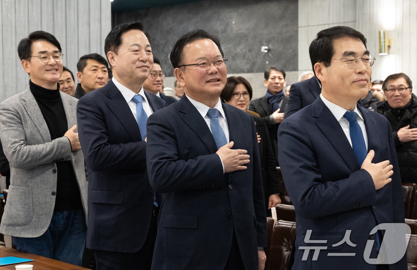 본문 이미지 - 김부겸 전 국무총리와 박용진, 김두관, 양기대 전 의원이 18일 오후 경기도 광명시 일직동 광명역사컨벤션웨딩홀에서 열린 비명&#40;비이재명&#41;계 주도의 야권 대선주자 연대 플랫폼 &#39;희망과 대안&#39; 포럼 창립식에서 국민의례를 하고 있다. 2025.2.18/뉴스1 ⓒ News1 이재명 기자