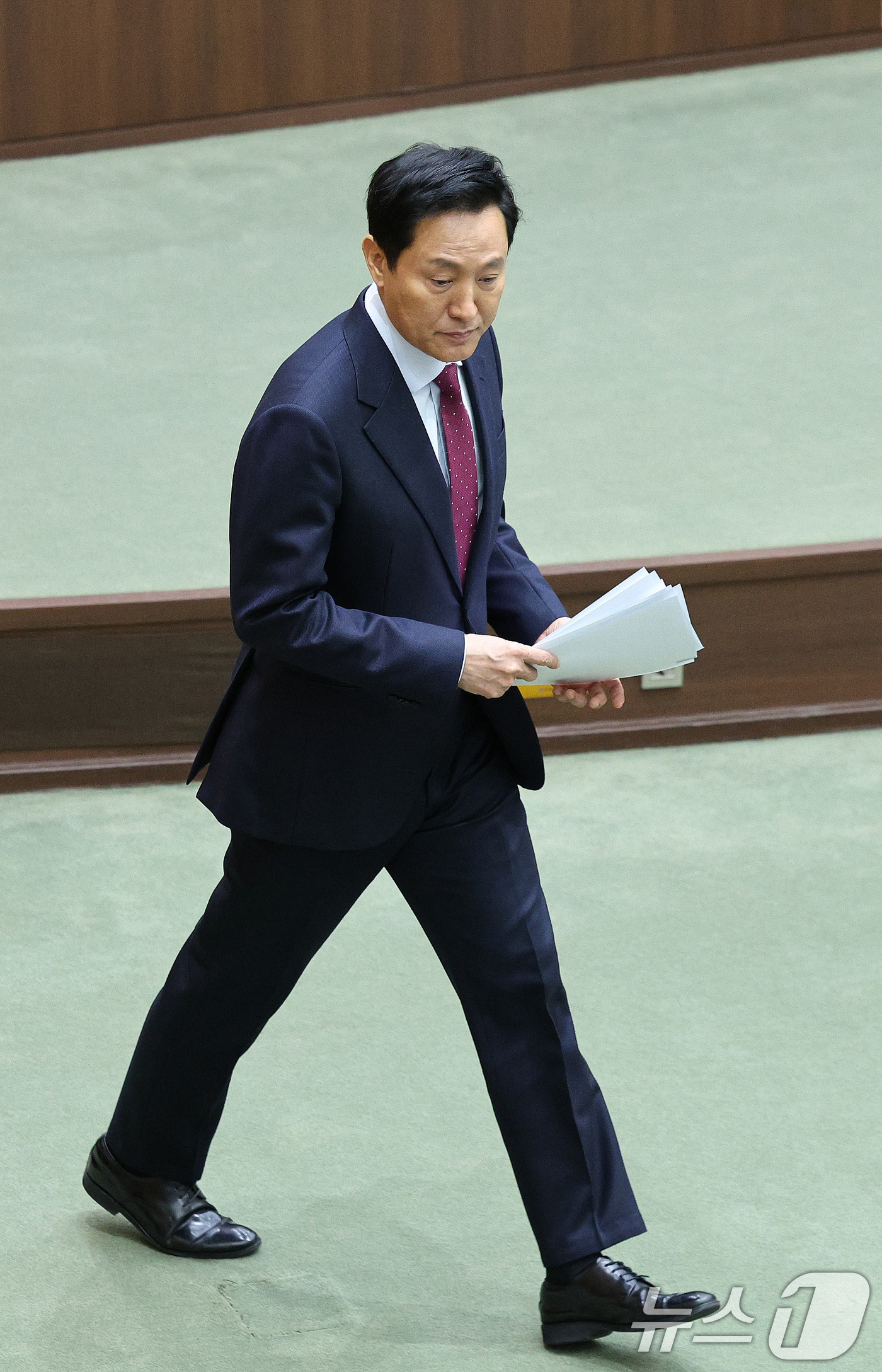 (서울=뉴스1) 신웅수 기자 = 오세훈 서울시장이 18일 오후 서울 중구 서울시의회에서 열린 제328회 임시회 제1차 본회의에서 업무보고를 마친 후 자리로 돌아가고 있다. 2025 …