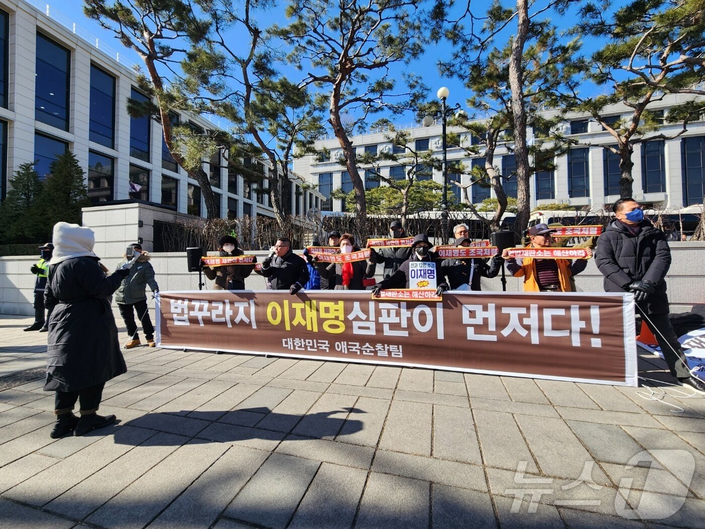 본문 이미지 - 18일 서울시 종로구 헌법재판소 입구 왼편에서 &#39;대한민국 애국순찰팀&#39; 일동이 기자회견을 열고 있다. 2025.02.18/ⓒ 뉴스1 권진영 기자