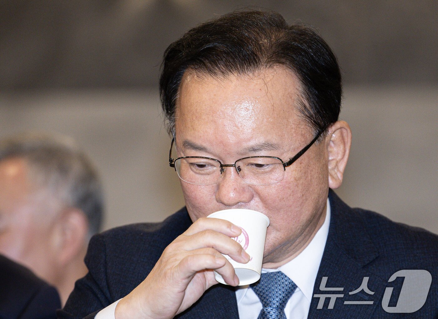 본문 이미지 - 김부겸 전 국무총리가 18일 오후 경기도 광명시 일직동 광명역사컨벤션웨딩홀에서 열린 비명&#40;비이재명&#41;계 주도의 야권 대선주자 연대 플랫폼 &#39;희망과 대안&#39; 포럼 창립식에서 물을 마시고 있다. 2025.2.18/뉴스1 ⓒ News1 이재명 기자