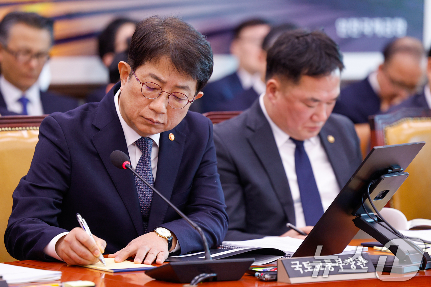 (서울=뉴스1) 안은나 기자 = 박상우 국토교통부 장관이 18일 서울 여의도 국회에서 열린 국토교통위원회 제422회국회(임시회) 제1차 전체회의에 출석해 메모하고 있다. 2025. …