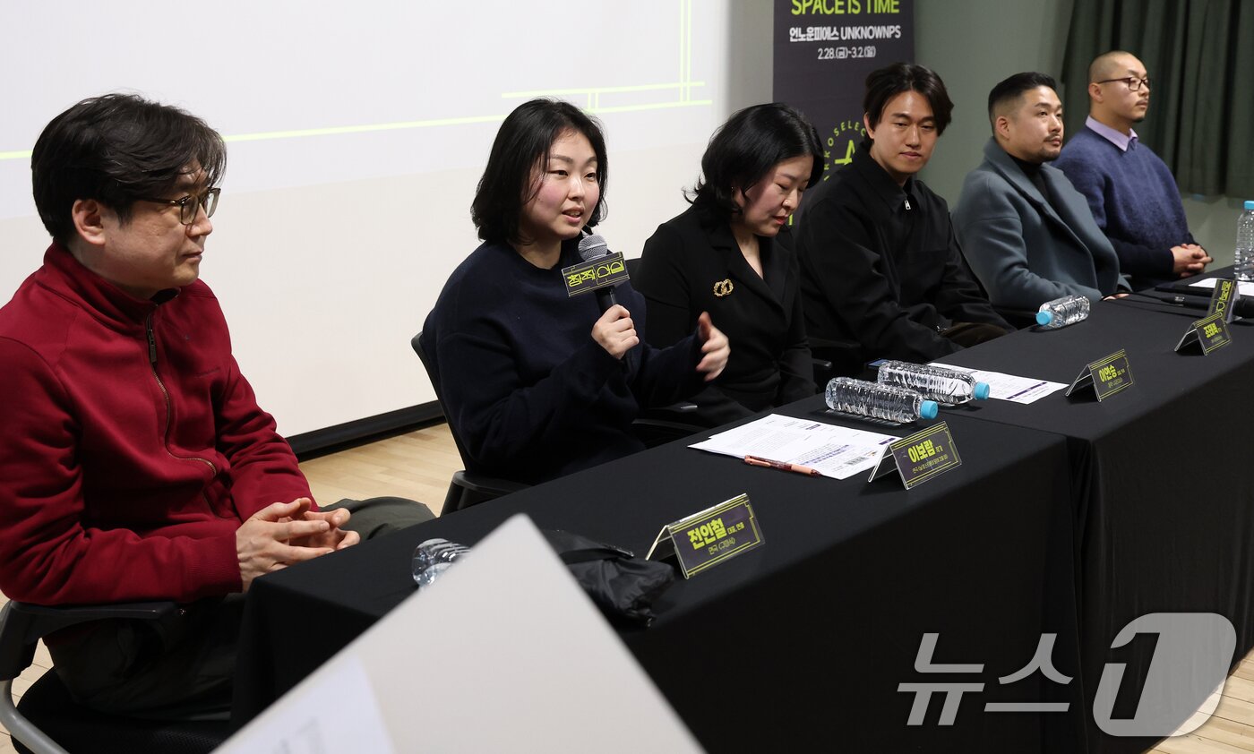 본문 이미지 - 18일 오후 서울 종로구 예술가의집에서 열린 &#39;17회 공연예술창작산실 올해의신작&#39; 5차 시기별 기자간담회에서 연극 &#39;닐 암스트롱이 달에 갔을 때&#39;의 이보람 작가가 공연을 소개하고 있다. 지난 2008년부터 시작된 공연예술창작산실은 연극, 창작뮤지컬, 무용, 음악, 창작오페라, 전통예술 등 기초 공연예술 분야의 특성을 살린 단계별 지원을 통해 장르별 우수 창작 작품을 발굴하는 한국문화예술위원회의 지원사업이다. 패러디와 다큐멘터리, 옴니버스 등 다양한 형식으로 창작한 실험 무대로 가득한 6개 공연은 오는 21일부터 막을 올린다. 2025.2.18/뉴스1 ⓒ News1 오대일 기자