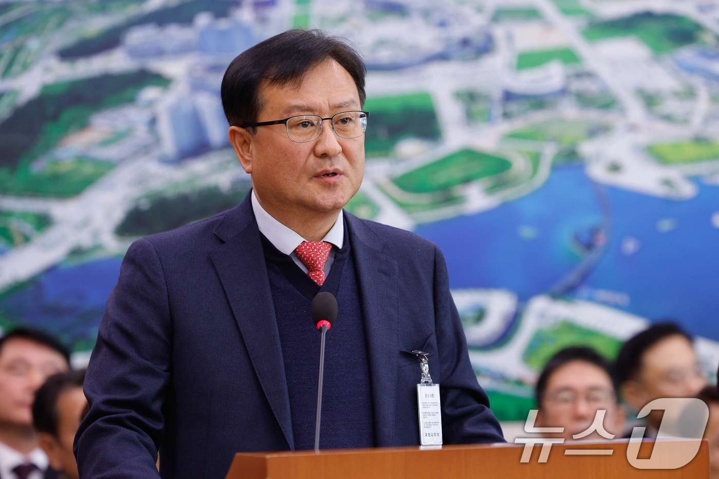 (서울=뉴스1) 안은나 기자 = 주현종 자동차손해배상진흥원장이 18일 서울 여의도 국회에서 열린 국토교통위원회 제422회국회(임시회) 제1차 전체회의에서 인사말을 하고 있다. 20 …