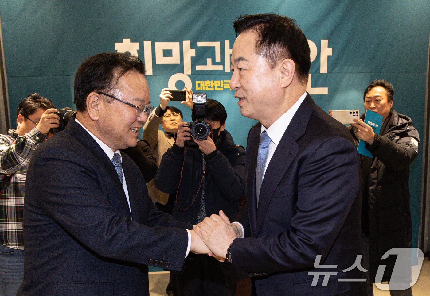 본문 이미지 - 김부겸 전 국무총리&#40;왼쪽&#41;와 김두관 전 민주당 의원이 18일 오후 경기도 광명시 일직동 광명역사컨벤션웨딩홀에서 열린 비명&#40;비이재명&#41;계 주도의 야권 대선주자 연대 플랫폼 &#39;희망과 대안&#39; 포럼 창립식에서 만나 악수하고 있다. 2025.2.18/뉴스1 ⓒ News1 이재명 기자