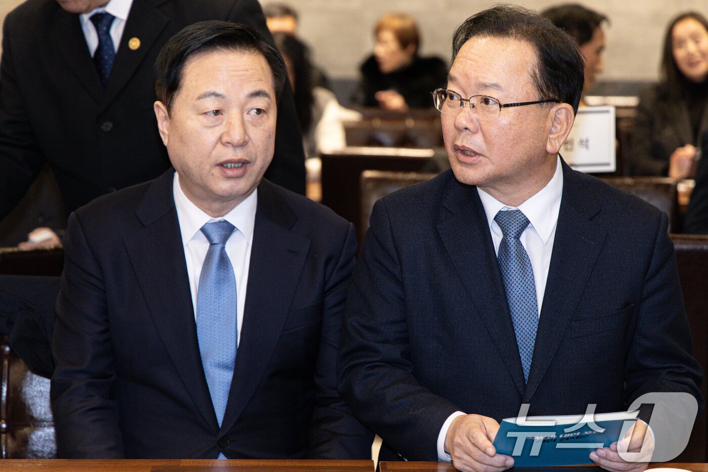 본문 이미지 - 김부겸 전 국무총리&#40;오른쪽&#41;과 김두관 전 민주당 의원이 18일 오후 경기도 광명시 일직동 광명역사컨벤션웨딩홀에서 열린 비명&#40;비이재명&#41;계 주도의 야권 대선주자 연대 플랫폼 &#39;희망과 대안&#39; 포럼 창립식에서 대화를 하고 있다. 2025.2.18/뉴스1 ⓒ News1 이재명 기자