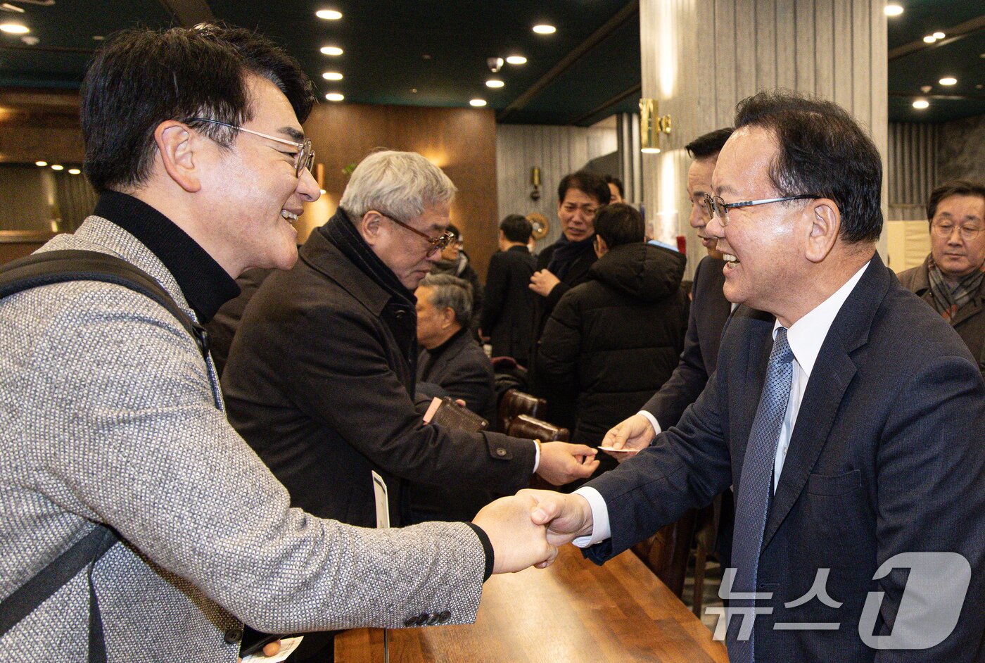 본문 이미지 - 김부겸 전 국무총리&#40;오른쪽&#41;와 박용진 전 민주당 의원이 18일 오후 경기도 광명시 일직동 광명역사컨벤션웨딩홀에서 열린 비명&#40;비이재명&#41;계 주도의 야권 대선주자 연대 플랫폼 &#39;희망과 대안&#39; 포럼 창립식에서 만나 악수하고 있다. 2025.2.18/뉴스1 ⓒ News1 이재명 기자