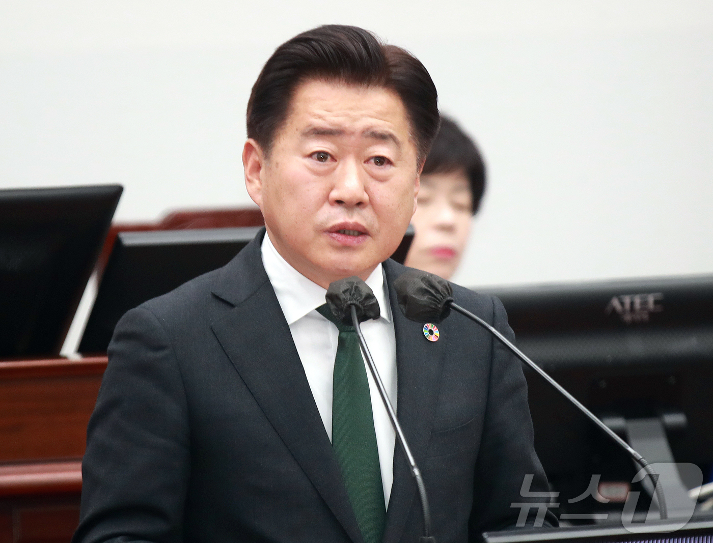 (제주=뉴스1) 오미란 기자 = 오영훈 제주도지사가 18일 오후 제주도의회 본회의장에서 열린 제435회 도의회 임시회 제1차 본회의에서 새해 도정 주요 업무 보고에 따른 인사말을 …