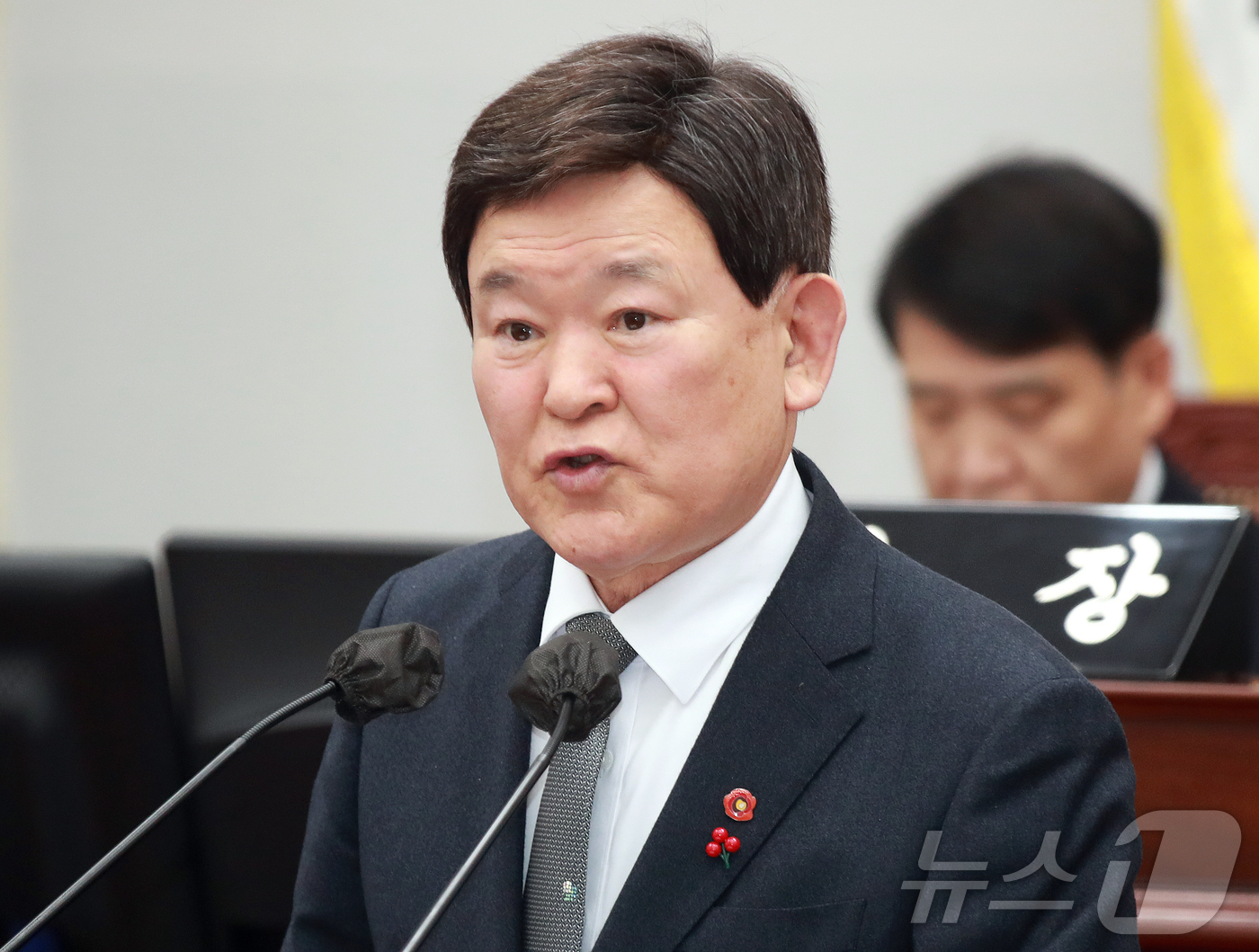 (제주=뉴스1) 오미란 기자 = 김광수 제주도교육감이 18일 오후 제주도의회 본회의장에서 열린 제435회 도의회 임시회 제1차 본회의에서 새해 교육행정 주요 업무 보고에 따른 인사 …