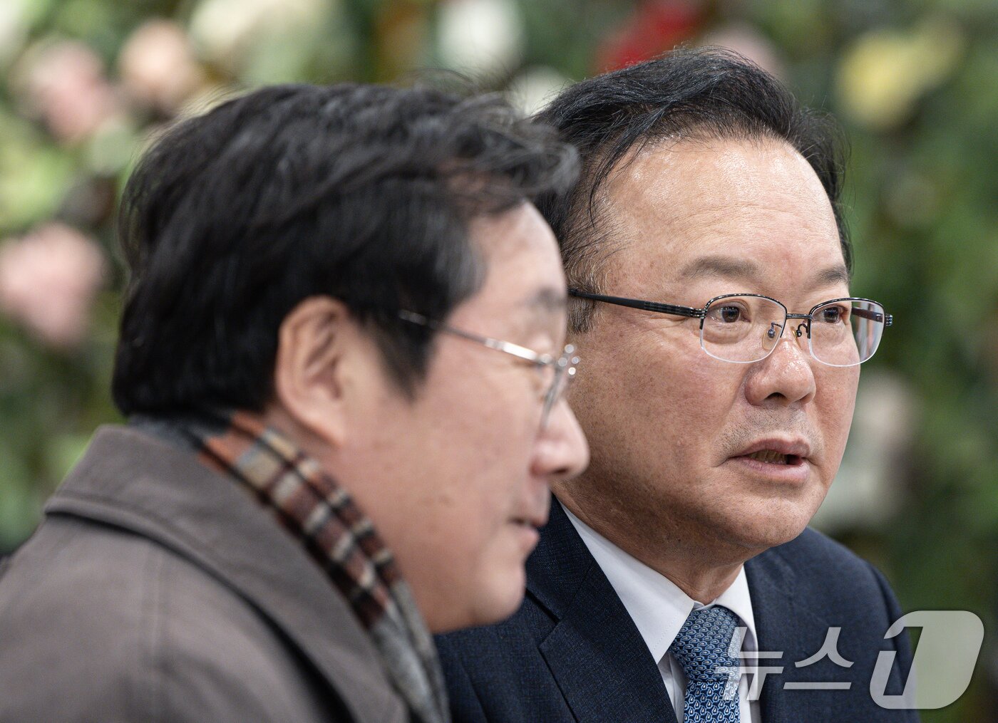 본문 이미지 - 김부겸 전 국무총리가 18일 오후 경기도 광명시 일직동 광명역사컨벤션웨딩홀에서 열린 비명&#40;비이재명&#41;계 주도의 야권 대선주자 연대 플랫폼 &#39;희망과 대안&#39; 포럼 창립식에서 대화를 하고 있다. 2025.2.18/뉴스1 ⓒ News1 이재명 기자