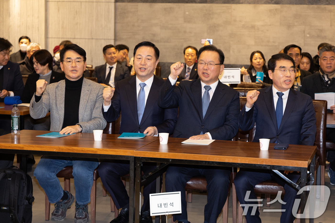 (광명=뉴스1) 이재명 기자 = 김부겸 전 국무총리와 양기대, 김두관, 박용진 전 민주당 의원이 18일 오후 경기도 광명시 일직동 광명역사컨벤션웨딩홀에서 열린 비명(비이재명)계 주 …