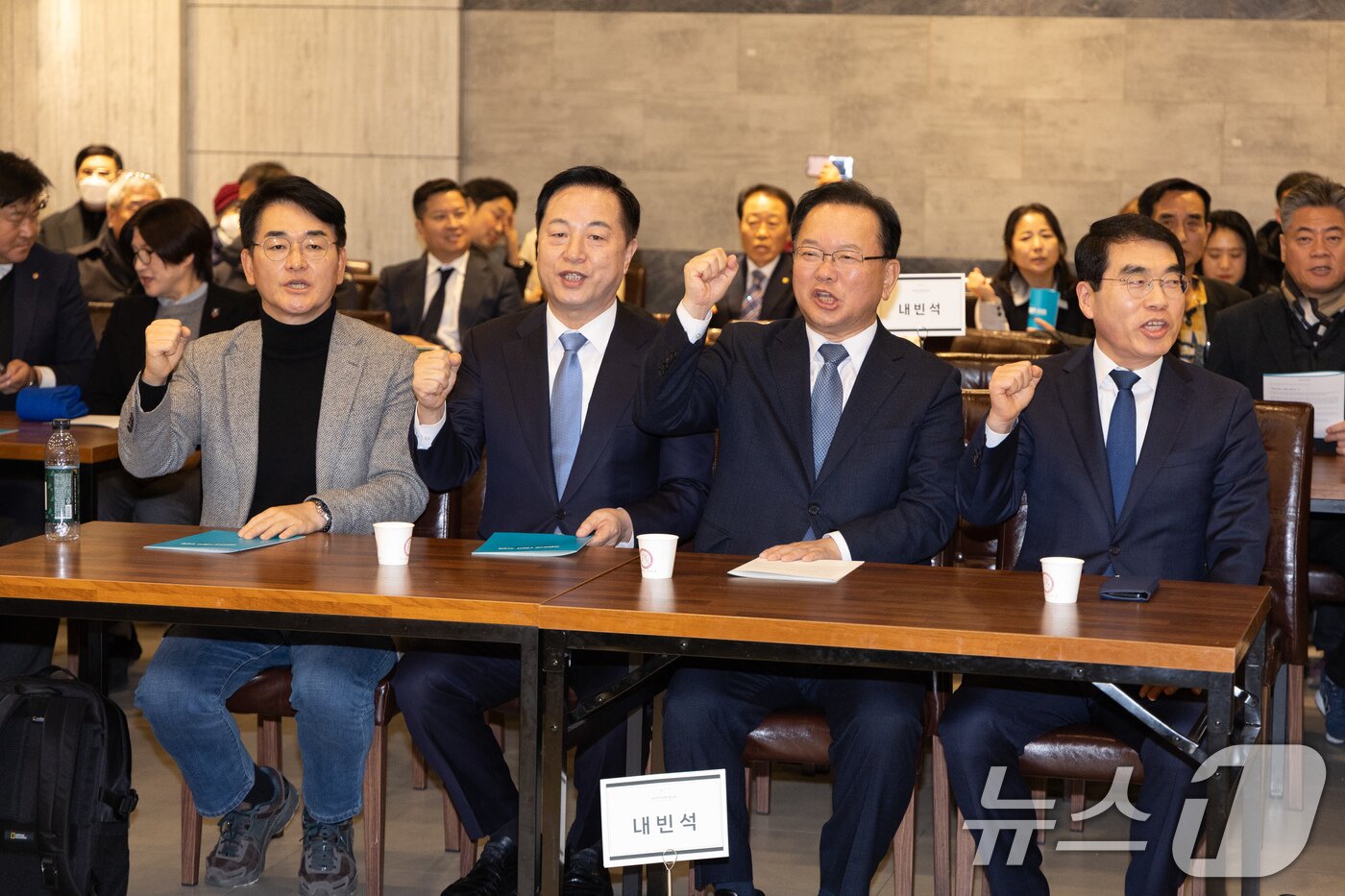 본문 이미지 - 김부겸 전 국무총리와 양기대, 김두관, 박용진 전 민주당 의원이 18일 오후 경기도 광명시 일직동 광명역사컨벤션웨딩홀에서 열린 비명&#40;비이재명&#41;계 주도의 야권 대선주자 연대 플랫폼 &#39;희망과 대안&#39; 포럼 창립식에서 구호를 외치고 있다. 2025.2.18/뉴스1 ⓒ News1 이재명 기자