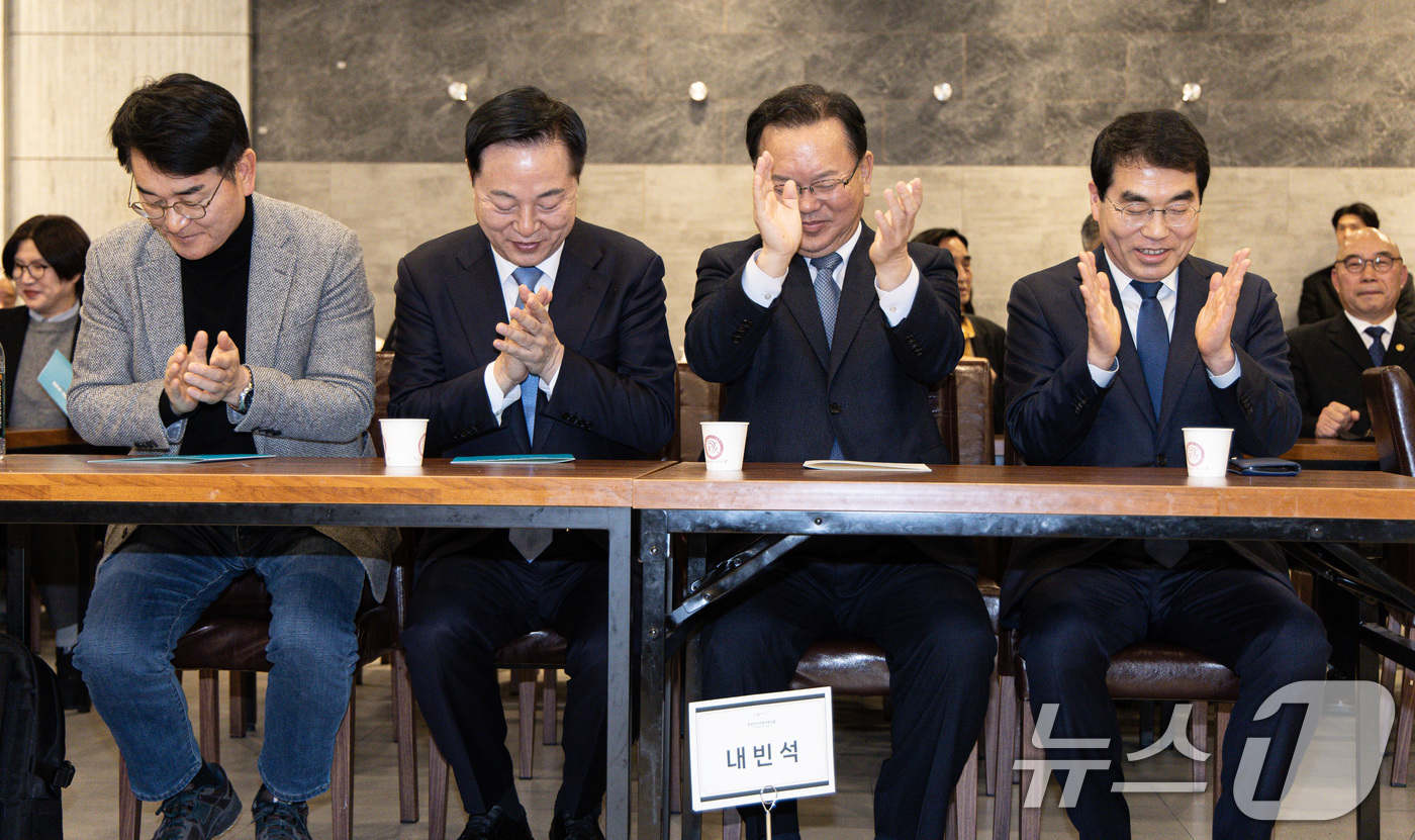 (광명=뉴스1) 이재명 기자 = 김부겸 전 국무총리와 양기대, 김두관, 박용진 전 민주당 의원이 18일 오후 경기도 광명시 일직동 광명역사컨벤션웨딩홀에서 열린 비명(비이재명)계 주 …