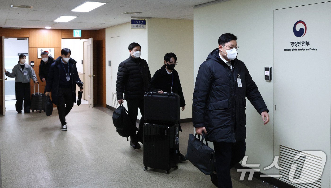 (서울=뉴스1) 임세영 기자 = 경찰이 언론사 단전·단수 지시 의혹을 받고 있는 이상민 전 행정안전부 장관 집무실과 자택에 대한 압수수색에 들어간 18일 서울 종로구 정부서울청사 …