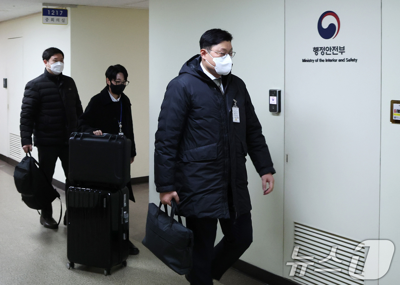 (서울=뉴스1) 임세영 기자 = 경찰이 언론사 단전·단수 지시 의혹을 받고 있는 이상민 전 행정안전부 장관 집무실과 자택에 대한 압수수색에 들어간 18일 서울 종로구 정부서울청사 …