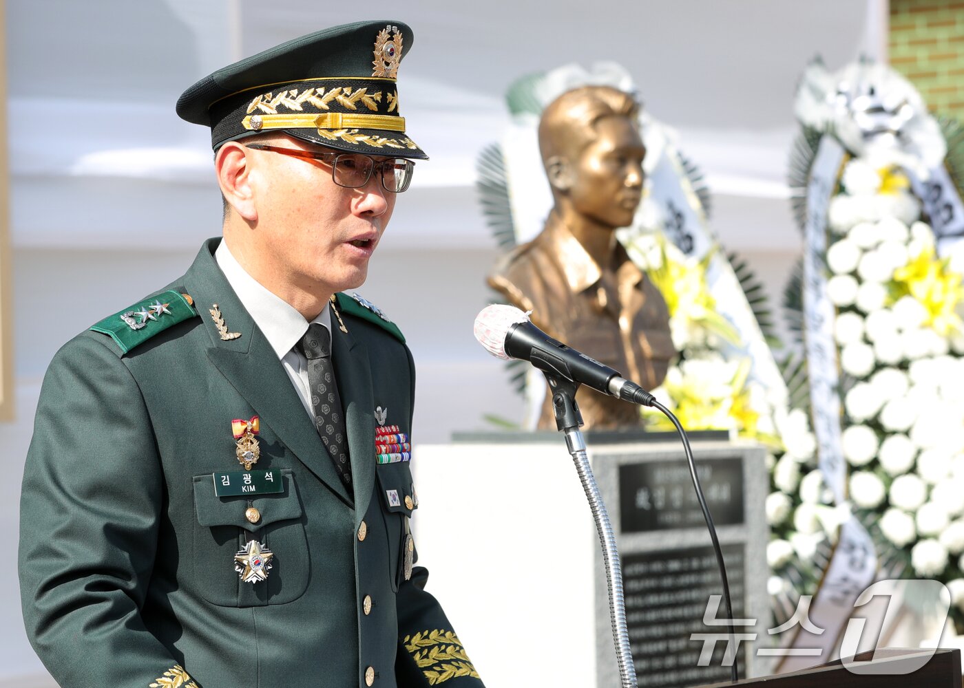 본문 이미지 - 김광석 35사단장이 18일 전북자치도 임실군 제35보병사단 김범수관 앞에서 열린 고(故) 김범수 대위 21주기 추모식에서 추모사를 하고 있다. 2025.2.18/뉴스1 ⓒ News1 유경석 기자