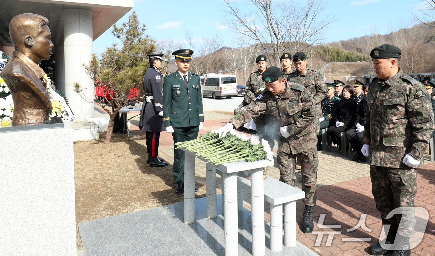 (임실=뉴스1) 유경석 기자 = 18일 전북자치도 임실군 제35보병사단 김범수관 앞에서 열린 고(故) 김범수 대위 21주기 추모식에서 사단 장병들이 헌화를 하고 있다. 2025.2 …