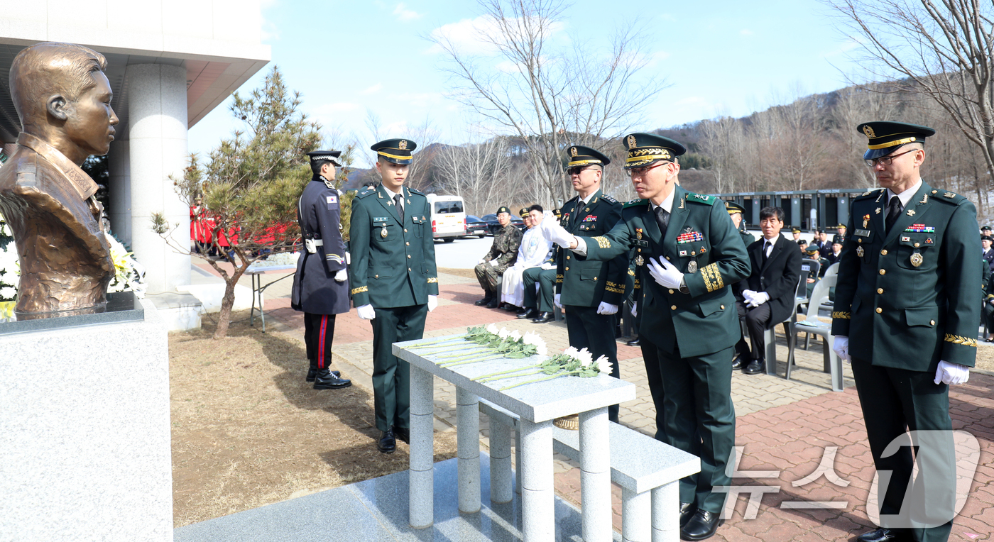 (임실=뉴스1) 유경석 기자 = 김광석 35사단장을 비롯한 관계자들이 18일 전북자치도 임실군 제35보병사단 김범수관 앞에서 열린 고(故) 김범수 대위 21주기 추모식에서 분향을 …