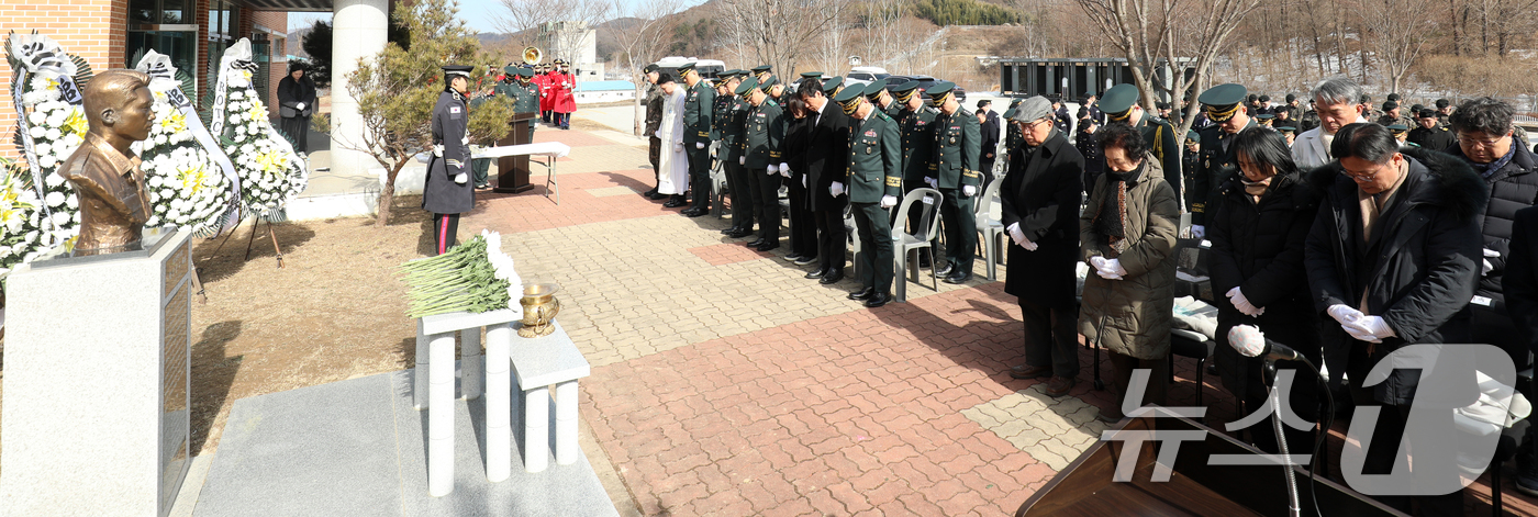 (임실=뉴스1) 유경석 기자 = 18일 전북자치도 임실군 제35보병사단 김범수관 앞에서 열린 고(故) 김범수 대위 21주기 추모식에서 참석자들이 묵념을 하고 있다. 2025.2.1 …
