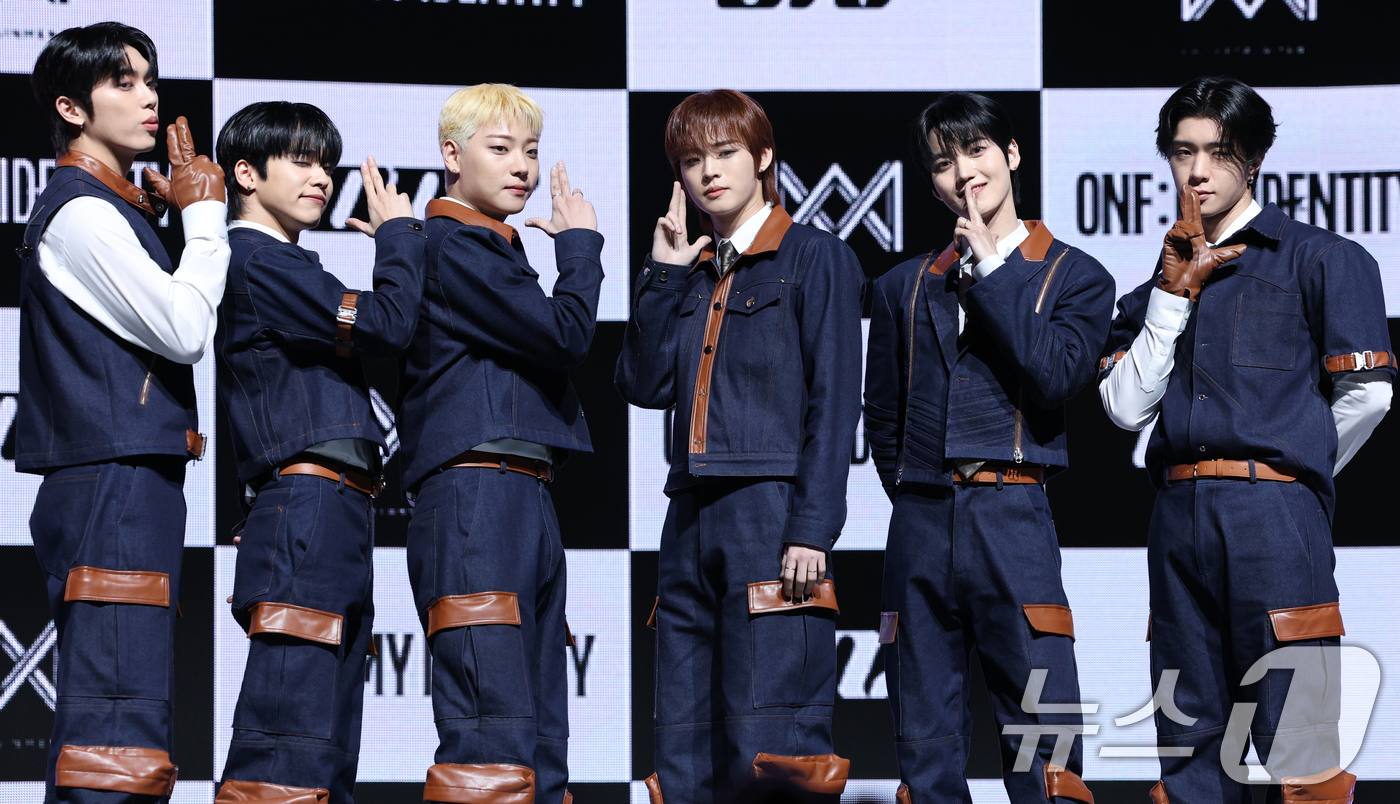 (서울=뉴스1) 권현진 기자 = 그룹 온앤오프(ONF)의 민균(왼쪽부터)과 유, 이션, 효진, 승준, 와이엇이 18일 서울 용산구 블루스퀘어에서 가진 정규 2집 Part.1 ‘ON …