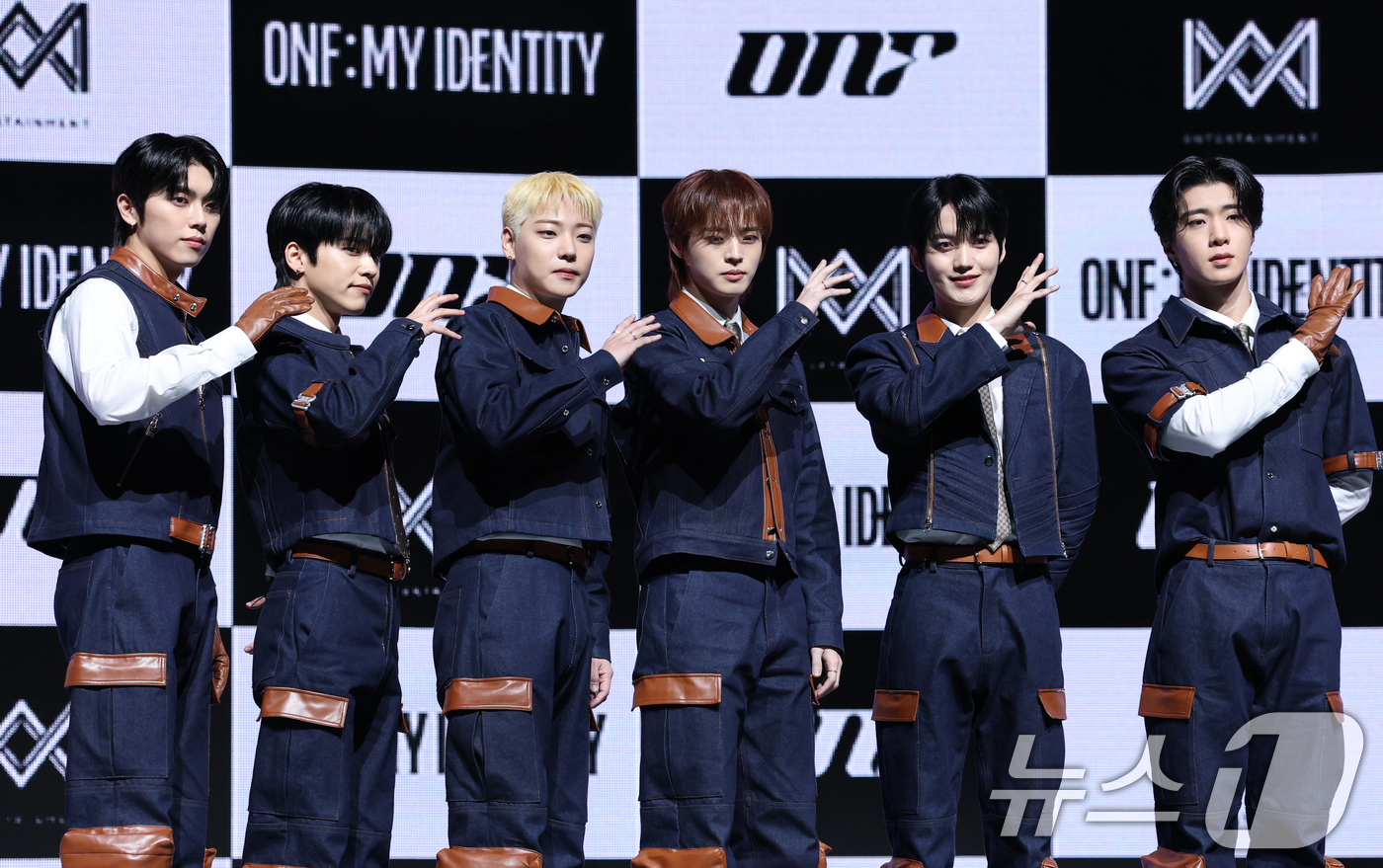 (서울=뉴스1) 권현진 기자 = 그룹 온앤오프(ONF)의 민균(왼쪽부터)과 유, 이션, 효진, 승준, 와이엇이 18일 서울 용산구 블루스퀘어에서 가진 정규 2집 Part.1 ‘ON …