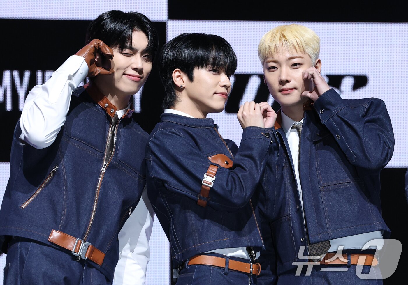 본문 이미지 - 그룹 온앤오프&#40;ONF&#41;의 민균&#40;왼쪽부터&#41;과 유, 이션이 18일 서울 용산구 블루스퀘어에서 가진 정규 2집 Part.1 ‘ONF:MY IDENTITY’ 쇼케이스에서 포즈를 취하고 있다. 2025.2.18/뉴스1 ⓒ News1 권현진 기자