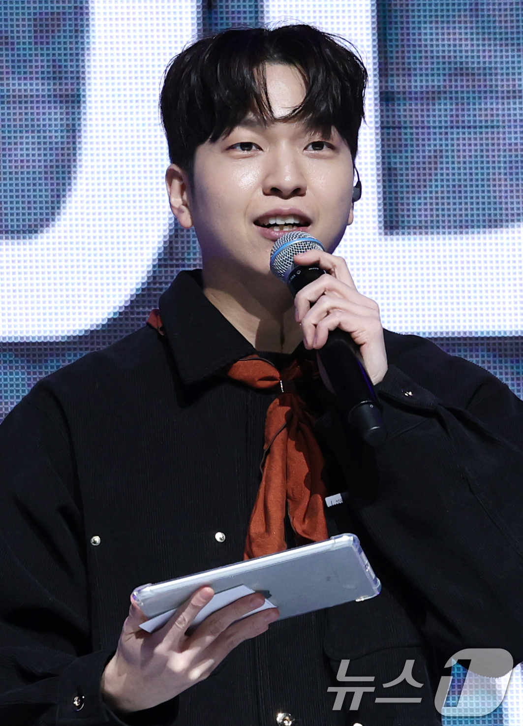 (서울=뉴스1) 권현진 기자 = 방송인 유재필이 18일 서울 용산구 블루스퀘어에서 열린 그룹 온앤오프 정규 2집 Part.1 ‘ONF:MY IDENTITY’ 쇼케이스에서 진행을 하 …