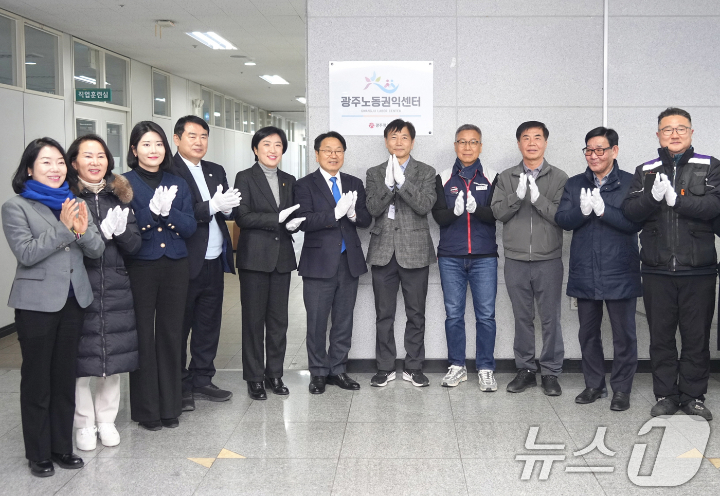 (광주=뉴스1) 박준배 기자 = 강기정 광주시장이 18일 오후 광산구 하남근로자종합복지관 대강당에서 열린 ‘광주노동권익센터 비전선포식’에 앞서 광주노동권익센터 현판 제막식을 하고 …
