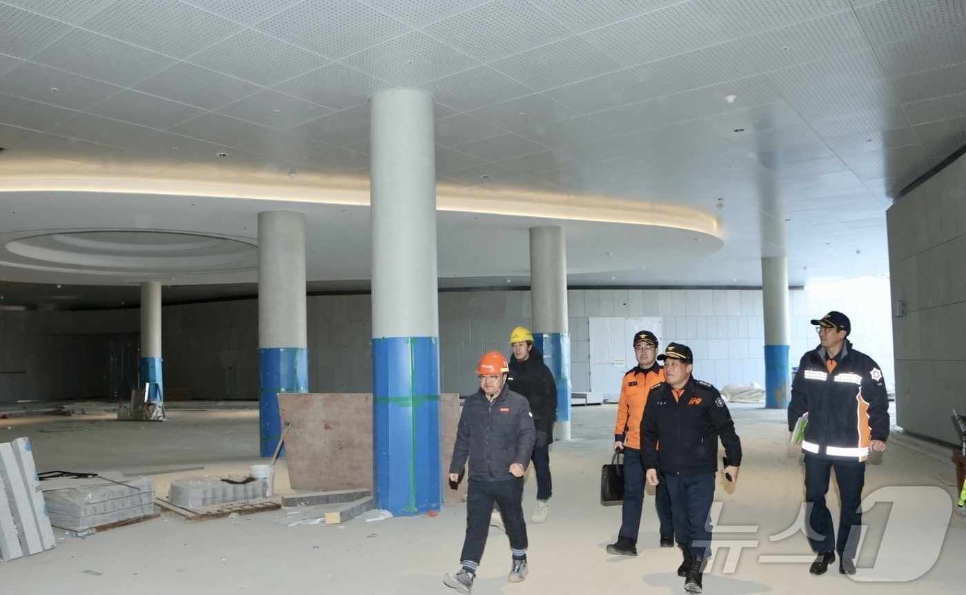 (평택=뉴스1) 김기현 기자 = 조선호 경기도소방재난본부장이 18일 오전 평택시 고덕면 호텔 신축공사장을 찾아 현장안전지도를 하고 있다. 이 자리에서 조 본부장은 용접·용단 등 화 …