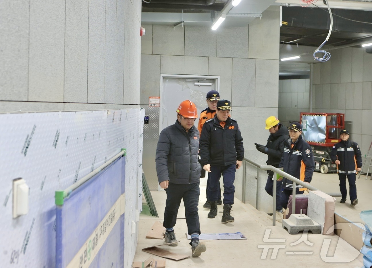 (평택=뉴스1) 김기현 기자 = 조선호 경기도소방재난본부장이 18일 오전 평택시 고덕면 호텔 신축공사장을 찾아 현장안전지도를 하고 있다.이 자리에서 조 본부장은 용접·용단 등 화재 …