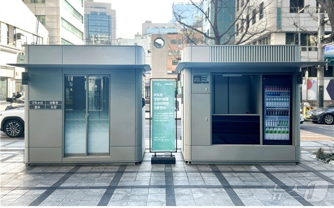 본문 이미지 -  새로운 디자인으로 제작된 구두수선대(왼쪽)와 가로판매대. (서울시 제공) 