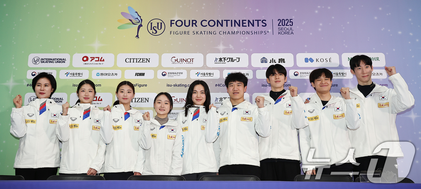 (서울=뉴스1) 김진환 기자 = 18일 오후 서울 양천구 목동 아이스링크 프레스센터에서 열린 2025 ISU 사대륙 피겨스케이팅 선수권대회 한국 선수단 미디어데이에 참석한 선수단이 …