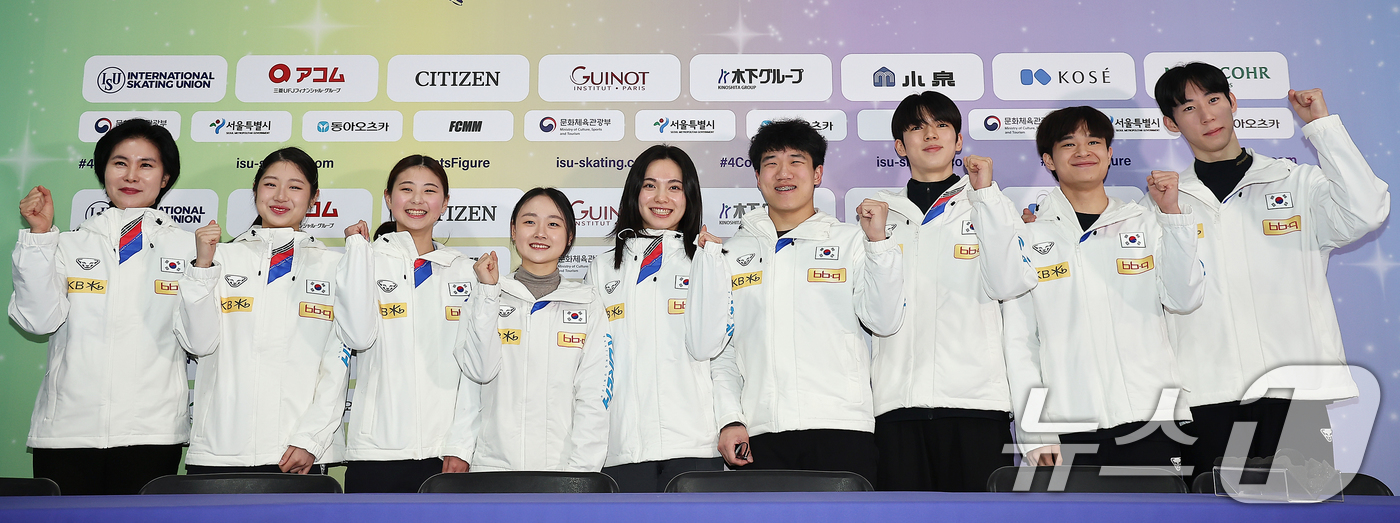 (서울=뉴스1) 김진환 기자 = 18일 오후 서울 양천구 목동 아이스링크 프레스센터에서 열린 2025 ISU 사대륙 피겨스케이팅 선수권대회 한국 선수단 미디어데이에 참석한 선수단이 …