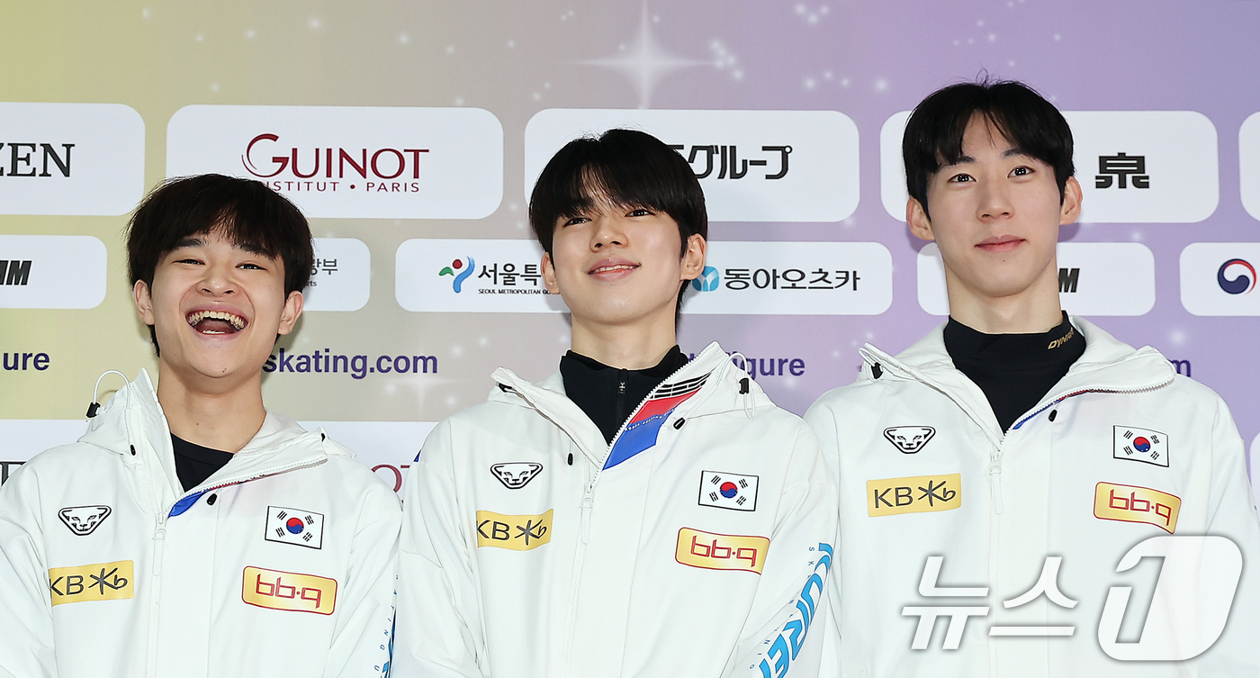 (서울=뉴스1) 김진환 기자 = 피겨 대표팀 김현겸(왼쪽부터), 차준환, 이시형이 18일 오후 서울 양천구 목동 아이스링크 프레스센터에서 열린 2025 ISU 사대륙 피겨스케이팅 …