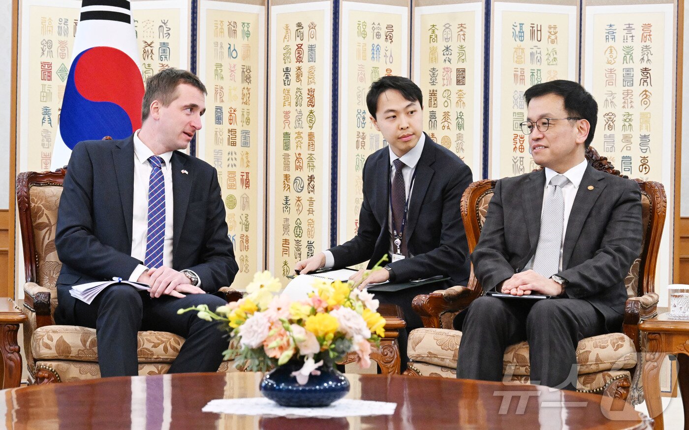 본문 이미지 - 최상목 대통령 권한대행 부총리 겸 기획재정부 장관이 2월 18일 서울 종로구 정부서울청사에서 루카슈 블첵 체코 산업통상부 장관을 접견을 하고 있다.(기획재정부 제공. 재판매 및 DB 금지) 2025.2.18/뉴스1