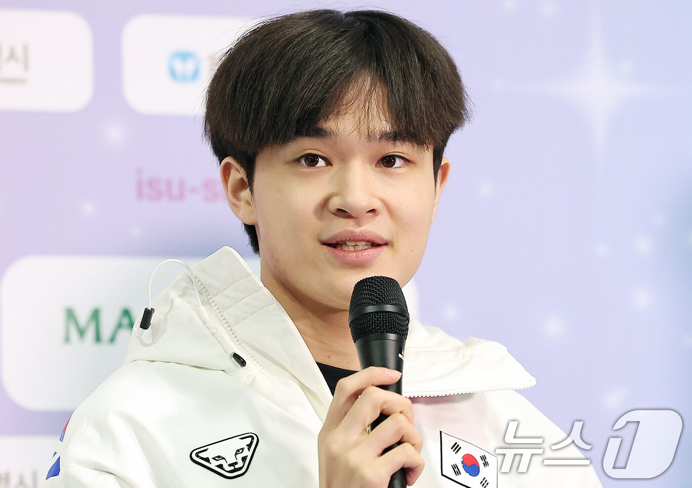 본문 이미지 - 피겨 대표팀 김현겸이 18일 오후 서울 양천구 목동 아이스링크 프레스센터에서 열린 2025 ISU 사대륙 피겨스케이팅 선수권대회 한국 선수단 미디어데이에 참석해 취재진 질문에 답변하고 있다. 2025.2.18/뉴스1 ⓒ News1 김진환 기자