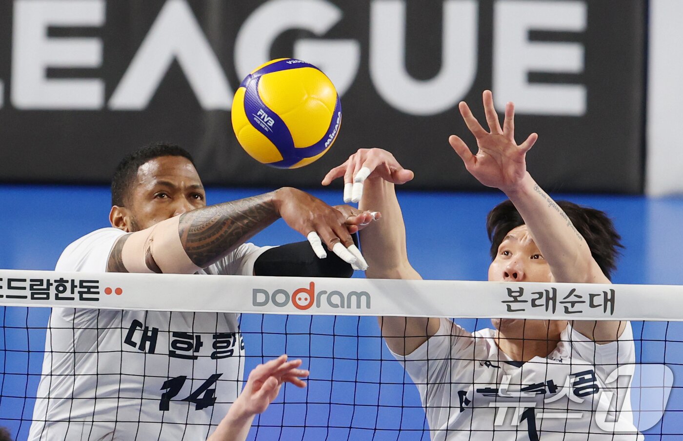 본문 이미지 - 18일 오후 충남 천안시 유관순체육관에서 열린 남자 프로배구 '도드람 2024-2025 V리그' 현대캐피탈과 대한항공의 경기에서 대한항공 요스바니와 김규민이 블로킹을 하고 있다. 2025.2.18/뉴스1 ⓒ News1 김영운 기자