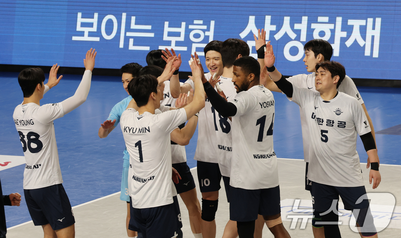 (천안=뉴스1) 김영운 기자 = 18일 오후 충남 천안시 유관순체육관에서 열린 남자 프로배구 '도드람 2024-2025 V리그' 현대캐피탈과 대한항공의 경기에서 세트 스코어 3대1 …