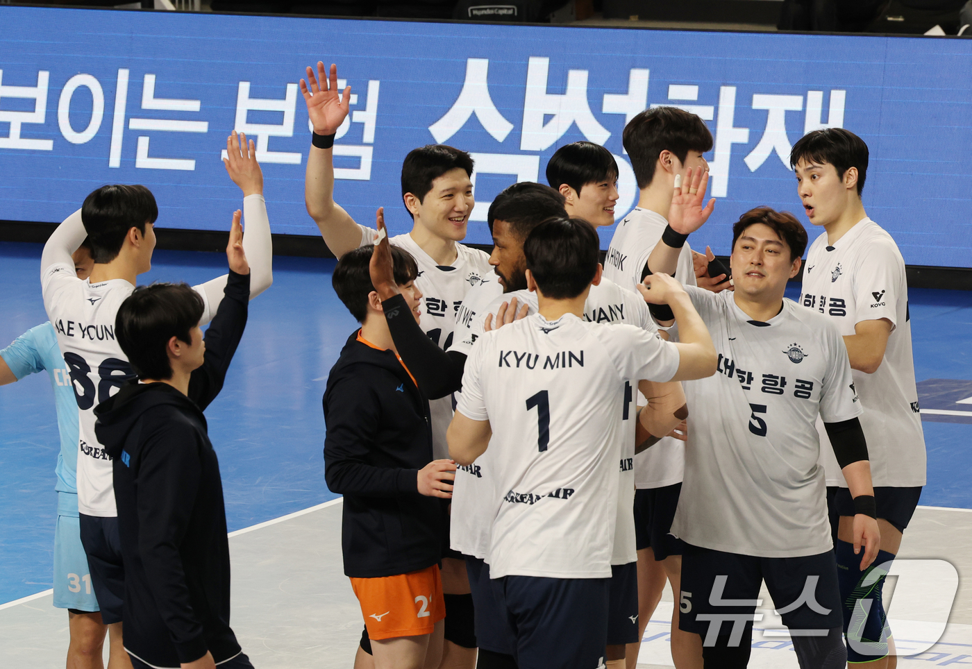 (천안=뉴스1) 김영운 기자 = 18일 오후 충남 천안시 유관순체육관에서 열린 남자 프로배구 '도드람 2024-2025 V리그' 현대캐피탈과 대한항공의 경기에서 세트 스코어 3대1 …