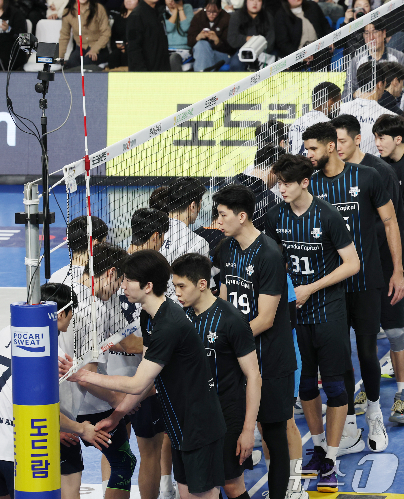 (천안=뉴스1) 김영운 기자 = 18일 오후 충남 천안시 유관순체육관에서 열린 남자 프로배구 '도드람 2024-2025 V리그' 현대캐피탈과 대한항공의 경기에서 세트 스코어 3대1 …