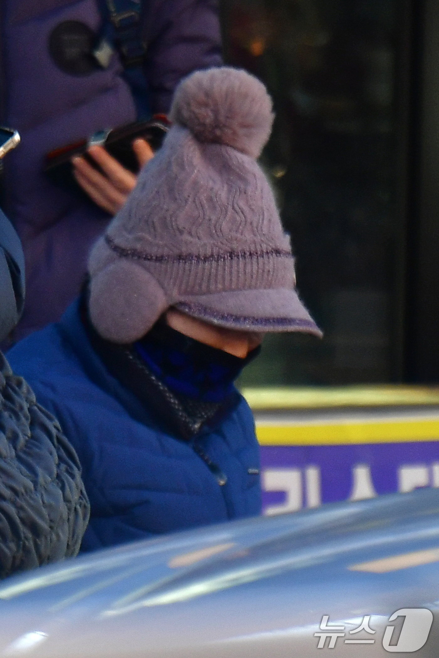 (포항=뉴스1) 최창호 기자 = 꽃샘추위가 기승을 부린 19일 오전 경북 포항시 북구 죽도시장 버스정류소에서 두터운 방한복 차림의 시민이 버스를 기다리고 있다. 2025.2.19/ …